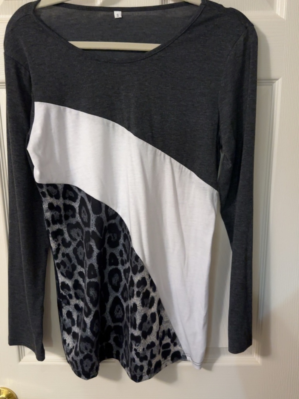 Women's Charcoal Gray & White Colorblock Leopard Print Long Sleeve Top